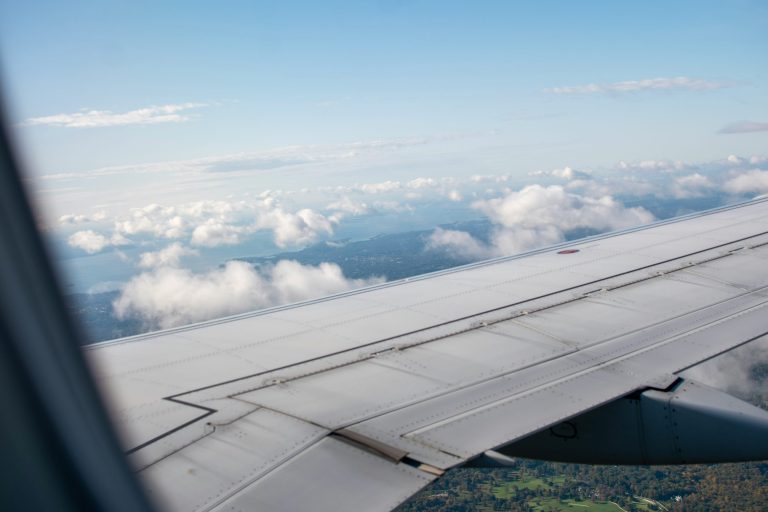 Simple Strategies for Minimizing Your Flight Carbon Footprint